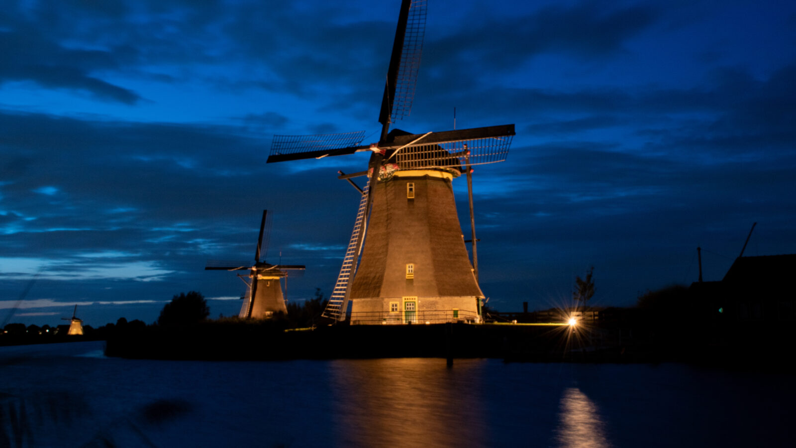 Verlichte molens in Kinderdijk met het blauwe uurtje tijdens de Verlichtingsweek.