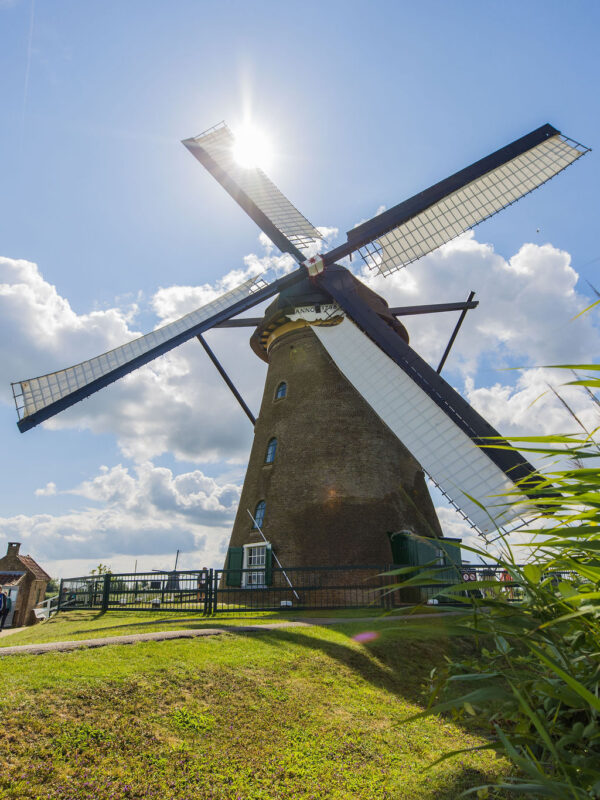 Museummolen Nederwaard met zeilen op de wieken op een zonnige dag in Kinderdijk.