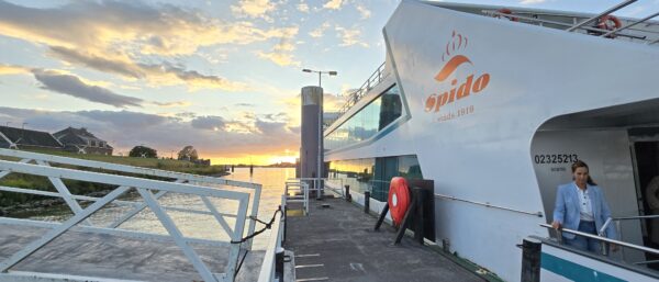 Spido aangemeerd in Kinderdijk