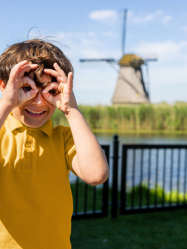 Kind speels 'op zoek' in het molengebied van Kinderdijk.