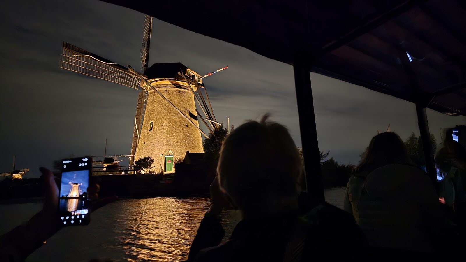 Verlichte molen te zien vanuit de rondvaartboot tijdens de Verlichtingsweek in Kinderdijk