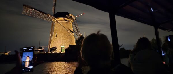 Verlichte molen te zien vanuit de rondvaartboot tijdens de Verlichtingsweek in Kinderdijk