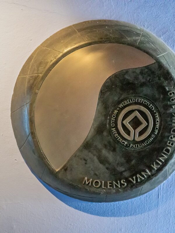 Het UNESCO embleem van Kinderdijk in Museummolen Nederwaard.
