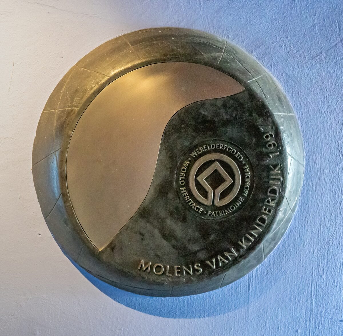 Het UNESCO embleem van Kinderdijk in Museummolen Nederwaard.