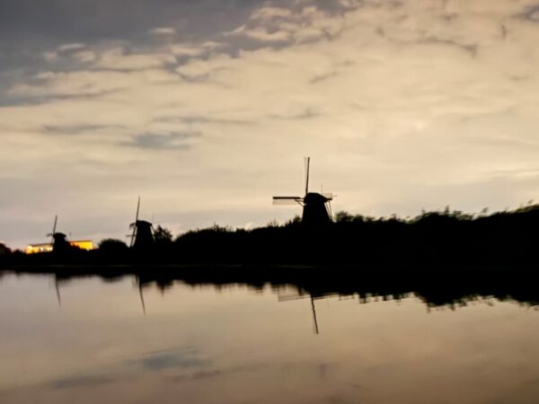 De molens van Kinderdijk in het donker